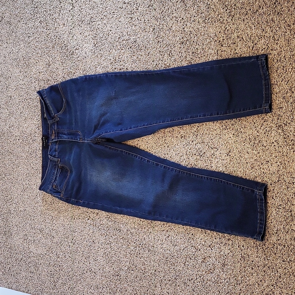 Tahari mid rise capris